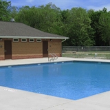 An outdoor pool with bathroom facility at Red Oak Campground.