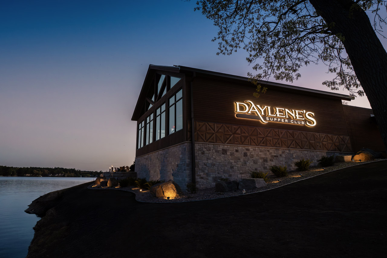 Daylene's Supper Club on Lake Delton at night