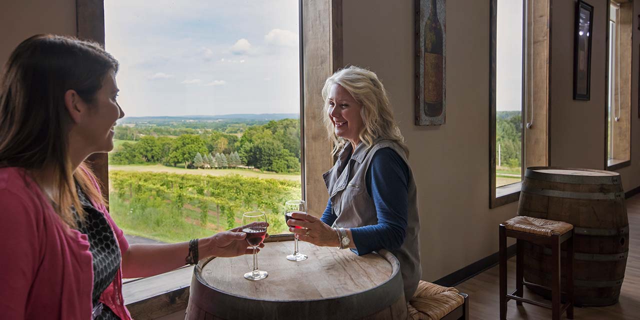 2 women drinking wine at baraboo bluff winery