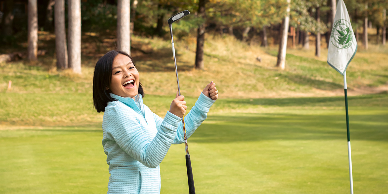 A woman golfing at Wild Rock Golf Course in Wisconsin Dells.