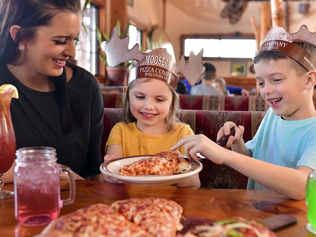 A family eating at Moosejaw Pizza & Dells Brewing Co. in Wisconsin Dells.