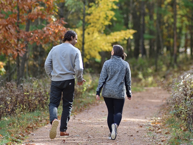 A couple hiking in the fall at Sundara Inn & Spa in Wisconsin Dells.