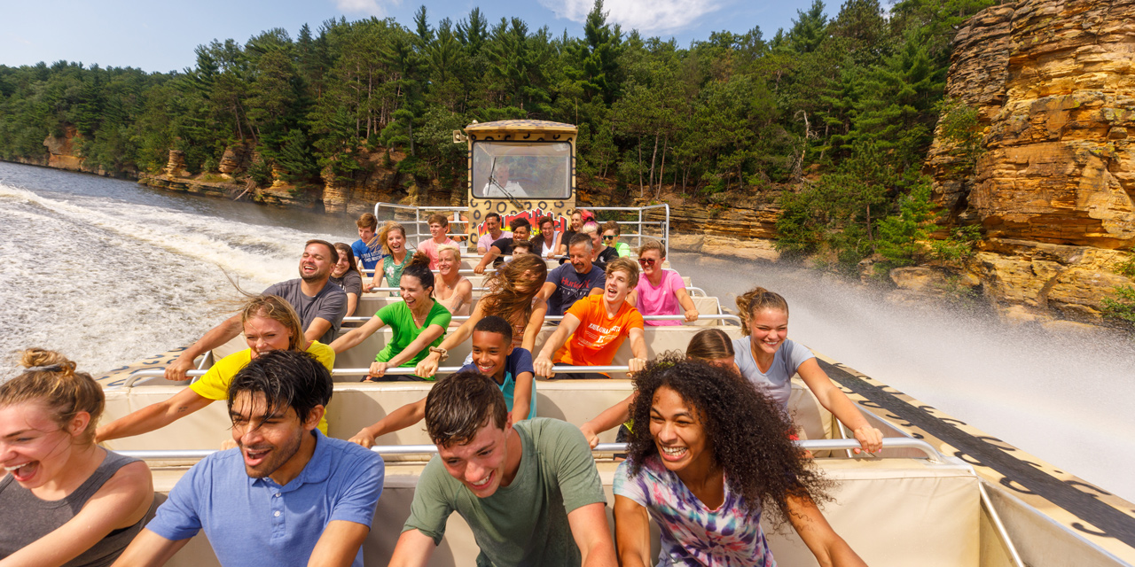 wisconsin dells boat tour hours