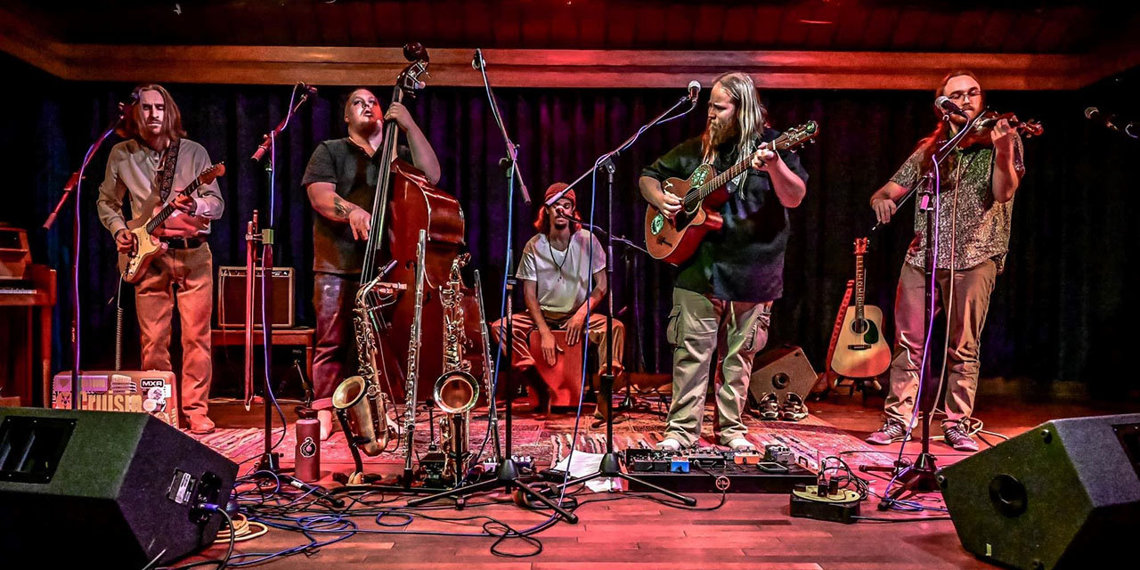 Cruisin Round performing live.