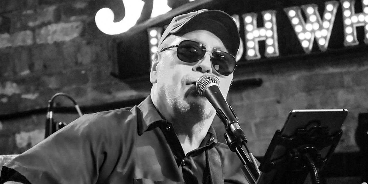 Eric Gregerson performing live.