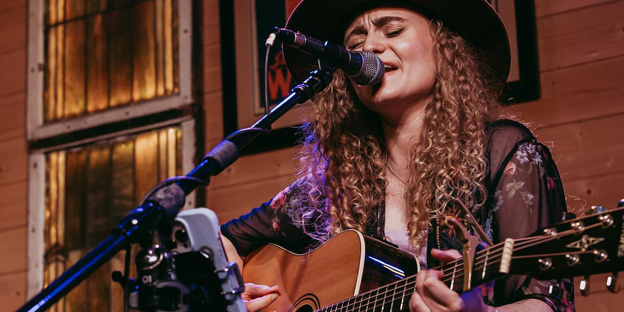 Kaylin Kole performing live.