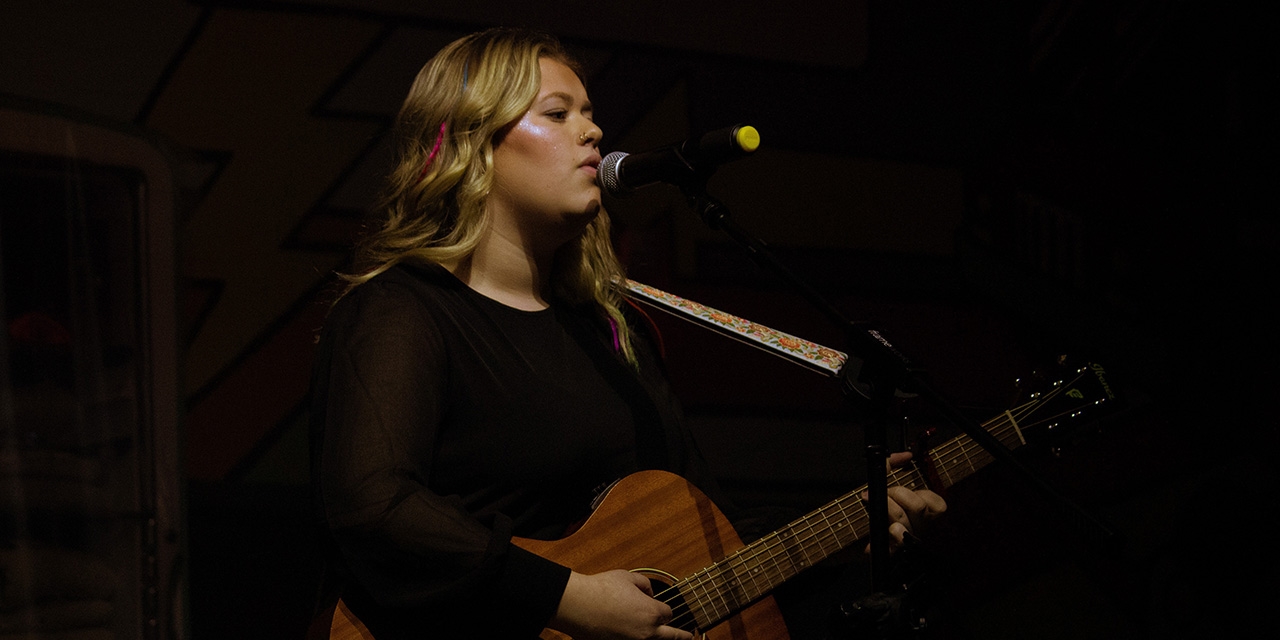 Rayna Hess performing live.