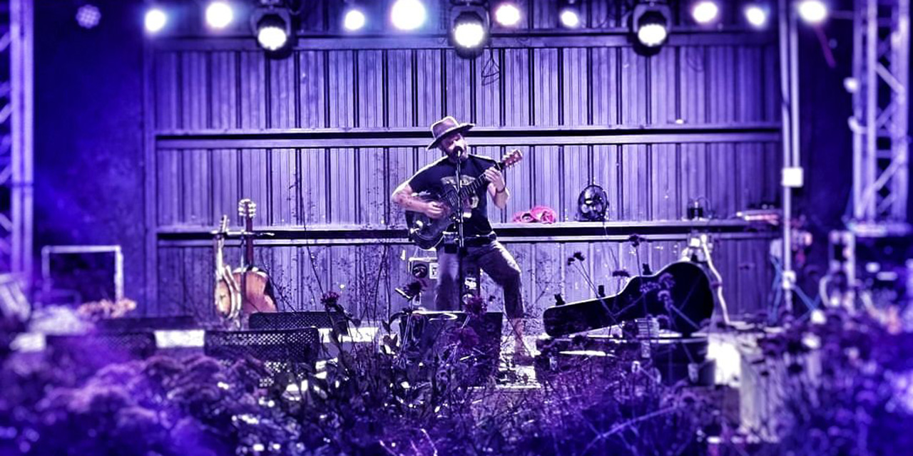 Pete Henry performing live