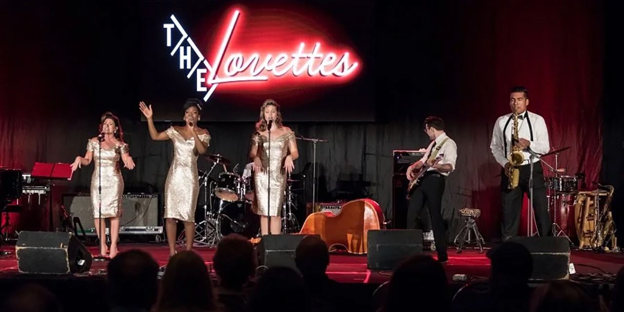The Lovettes singing