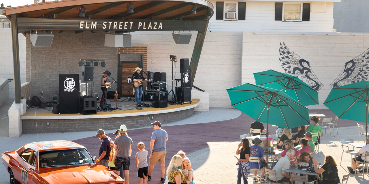 Free downtown entertainment at Elm Street Plaza in Wisconsin Dells.