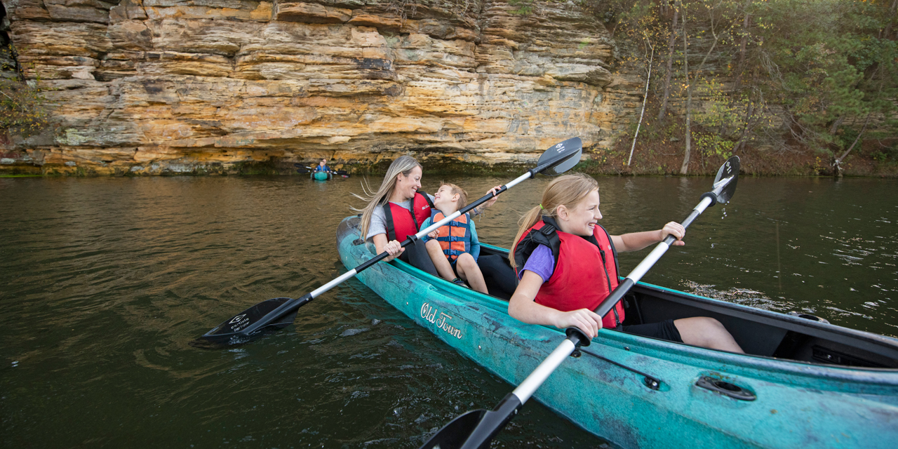 Family canoeing on Mirror Lake State Park.