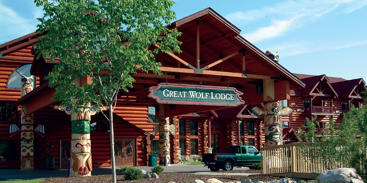 Exterior and entrance of Great Wolf Lodge.