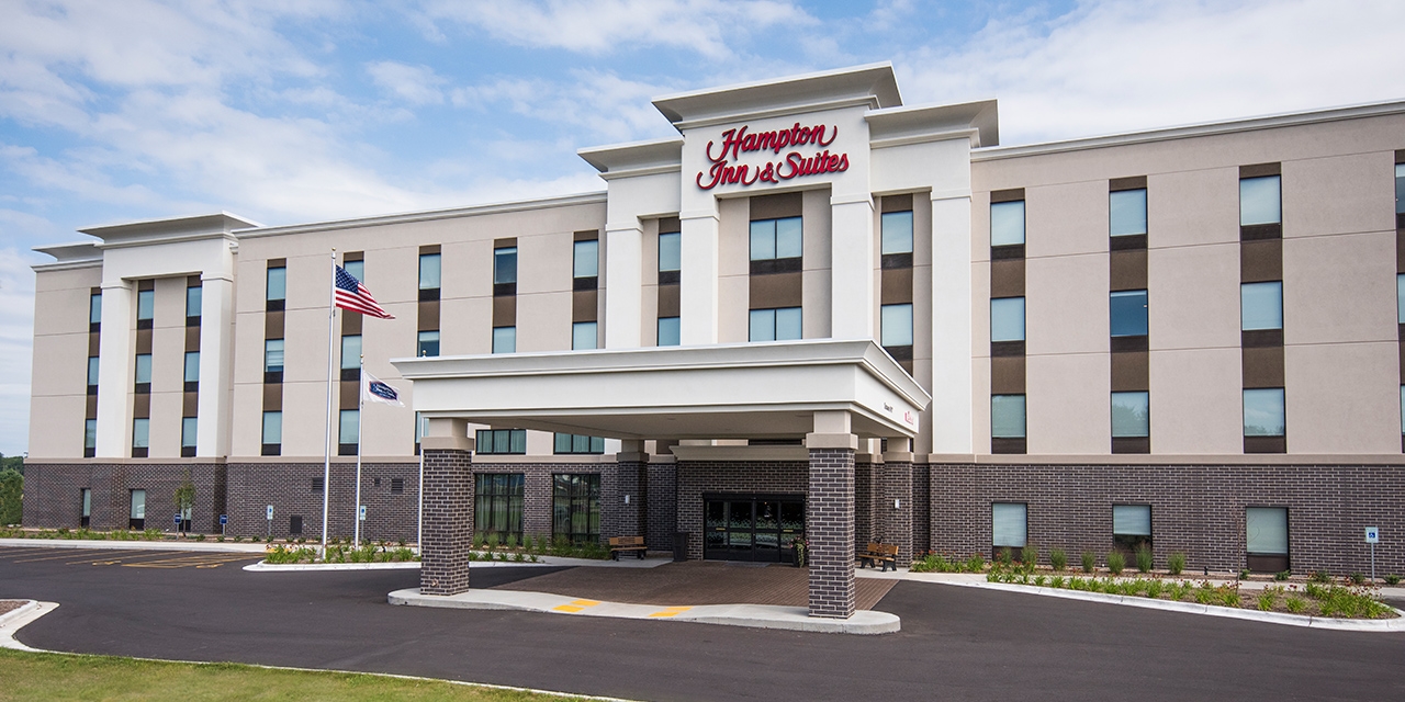 Exterior and entrance of Hampton Inn & Suites Wisconsin Dells.